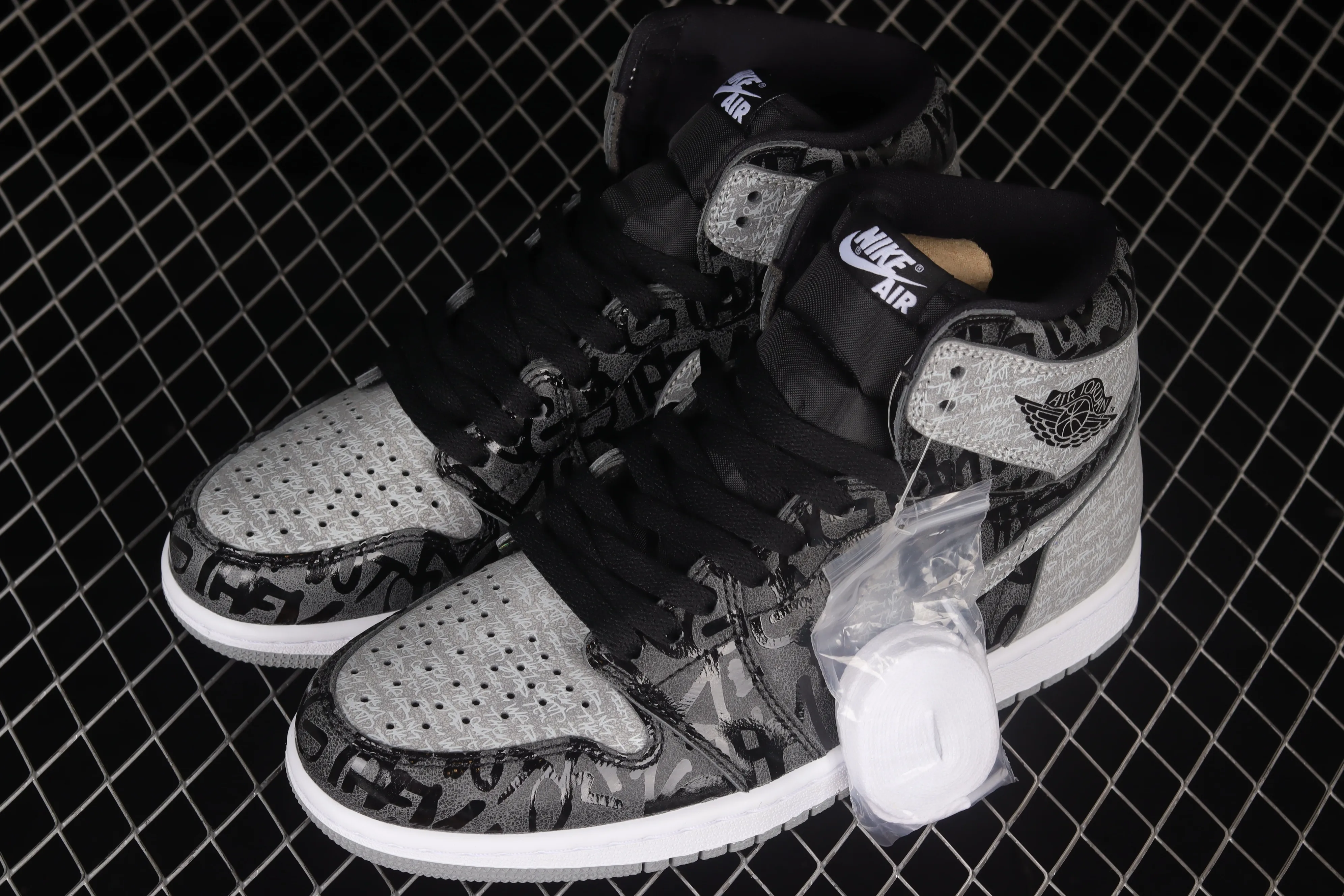 All categories Air Jordan Jordan series basketball shoes Air Jordan 1 High Pure original version Air Jordan 1 High OG "Rebellionaire" AJ1 Joe 1 black and gray banned "Rebelionaire" high-top basketball shoes 555088-036